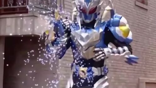 《铠甲勇士》风鹰铠甲打怪,还不忘摆造型