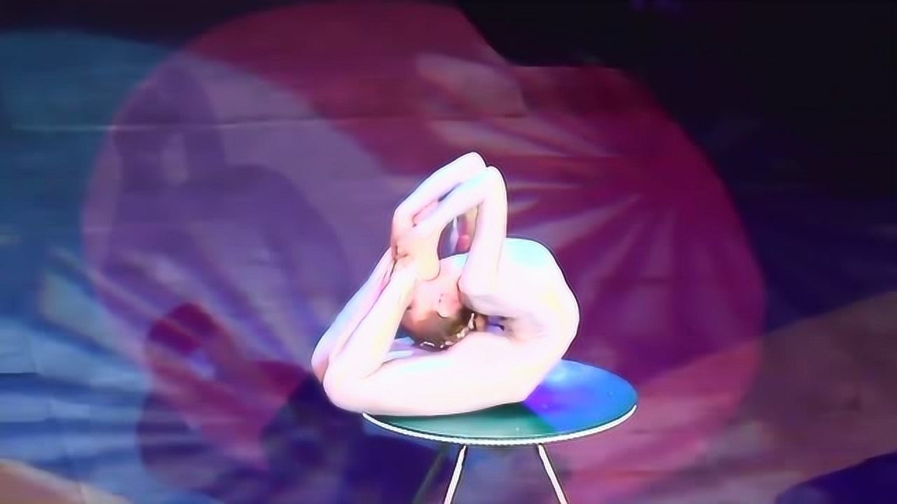 女子身穿白色胶衣表演柔术动作大胆柔美很精彩