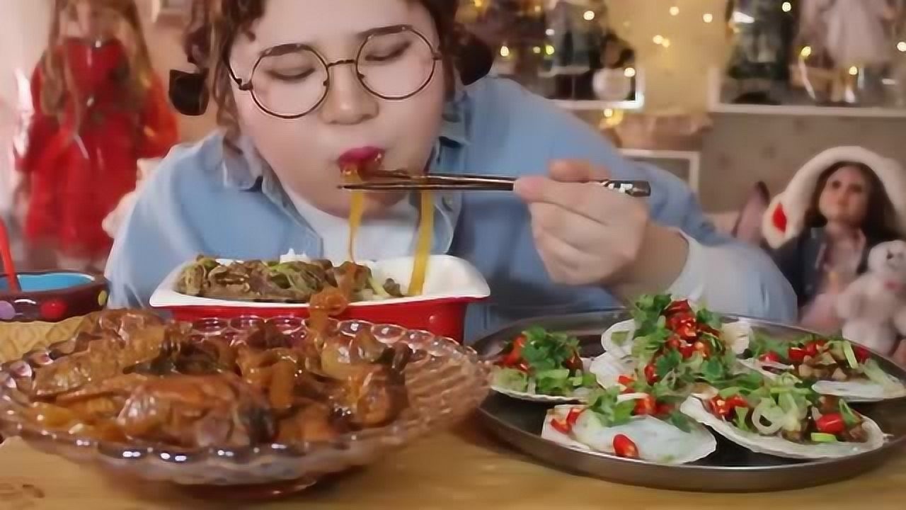 东北胖姐开吃播吃羊肉盖饭和蒜蓉粉丝蒸扇贝大口吃着嘎嘎香