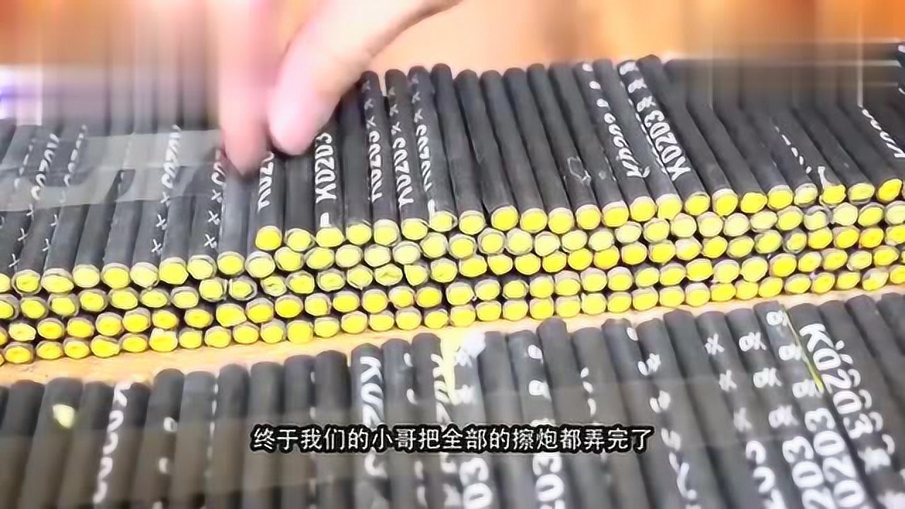 10000发黑蜘蛛擦炮并箭齐发鞭炮全部点燃画面史无前例