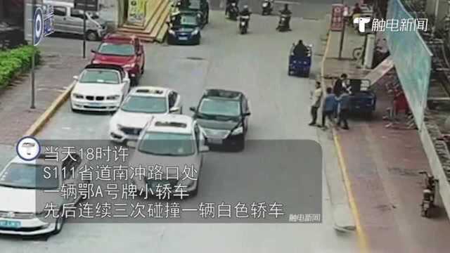 监控:因对方不让行男子三次故意撞车