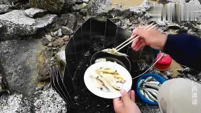 广西钦州:小伙现抓海鱼制作美食,油炸海鱼非常好吃