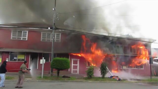 办公楼发生巨大火灾,大火把当地电线烧毁,居民协助火警救援!