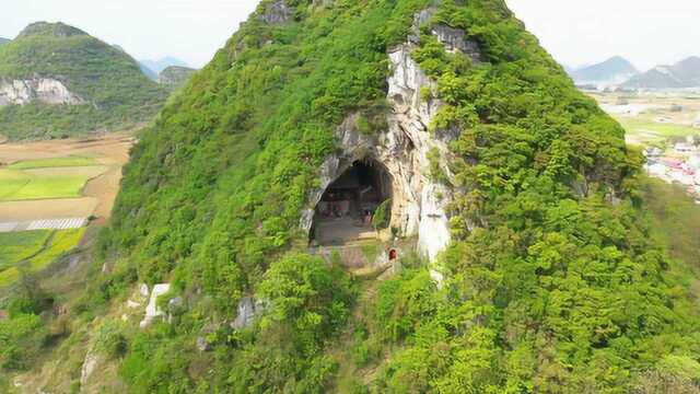 贵州一人家把房子建在山洞里 过着山顶洞人的生活