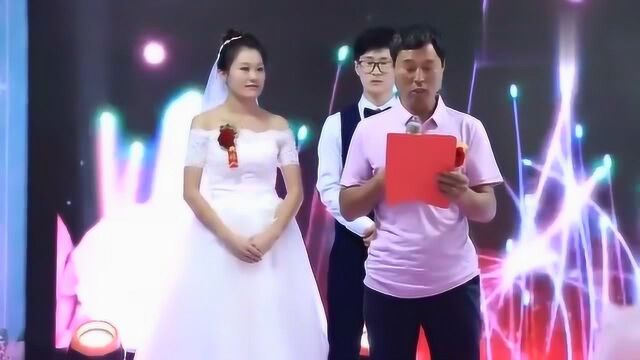 新郎父亲婚礼现场上台致词,从此以后就多了一个美丽的女儿