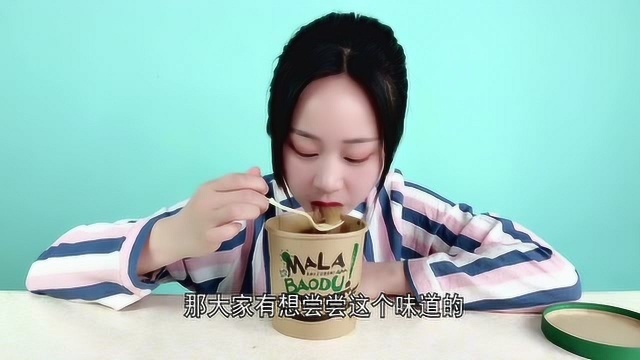 妹子试吃食族人“麻辣爆肚粉”,这味道好特别,好像热干面一样