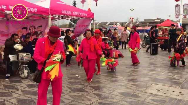 淮阳太昊陵广场68岁老大爷担经挑,走如风身体棒,笑容极具感染力