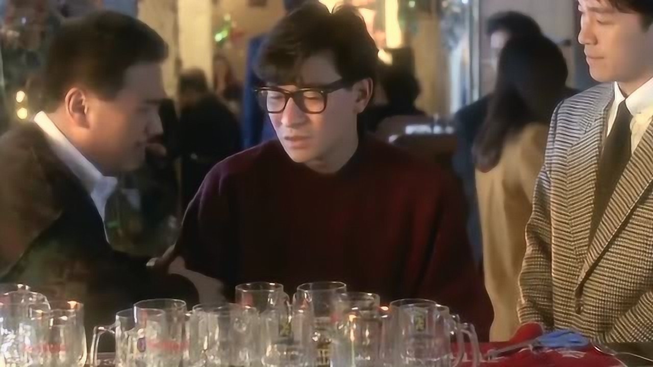 整蛊专家刘德华在酒吧喝酒伤心卖萌被周星驰一眼认出