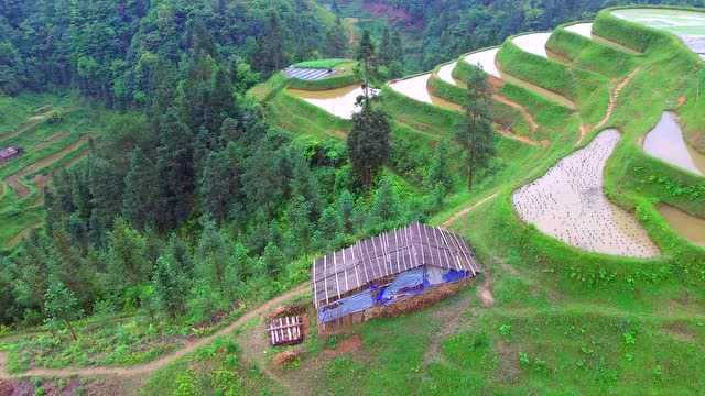 一座山,一亩田,一个小木屋这样的场景才是真正的大山生活