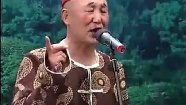 侯占芳不愧是搞笑大师魏三的师傅,表演二人转,幽默搞笑,唱功好