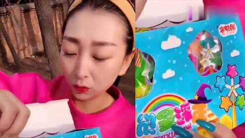 可爱小姐姐直播吃彩色风车糖,一口下去超过瘾,是我向往的生活 - 腾讯视频