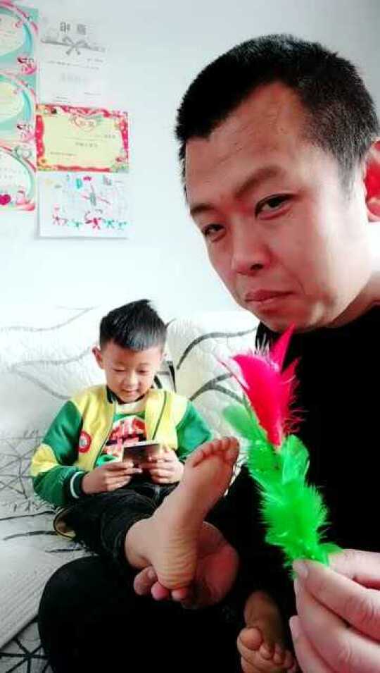 挠脚心据说很痒。。