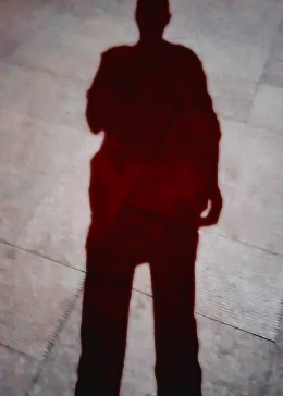 蹲下摸摸自己的影子，说声对不起，这些年你跟着我受苦了