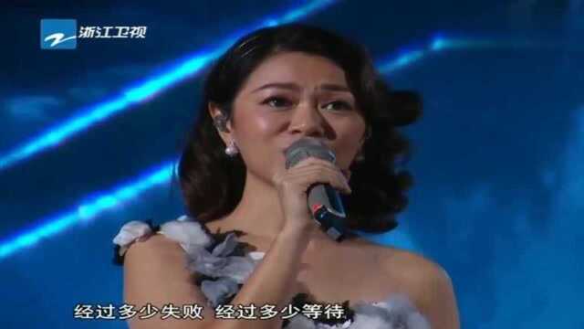 中国新歌声巅峰对决,董姿彦演绎《掌声响起》,全场响起热烈掌声