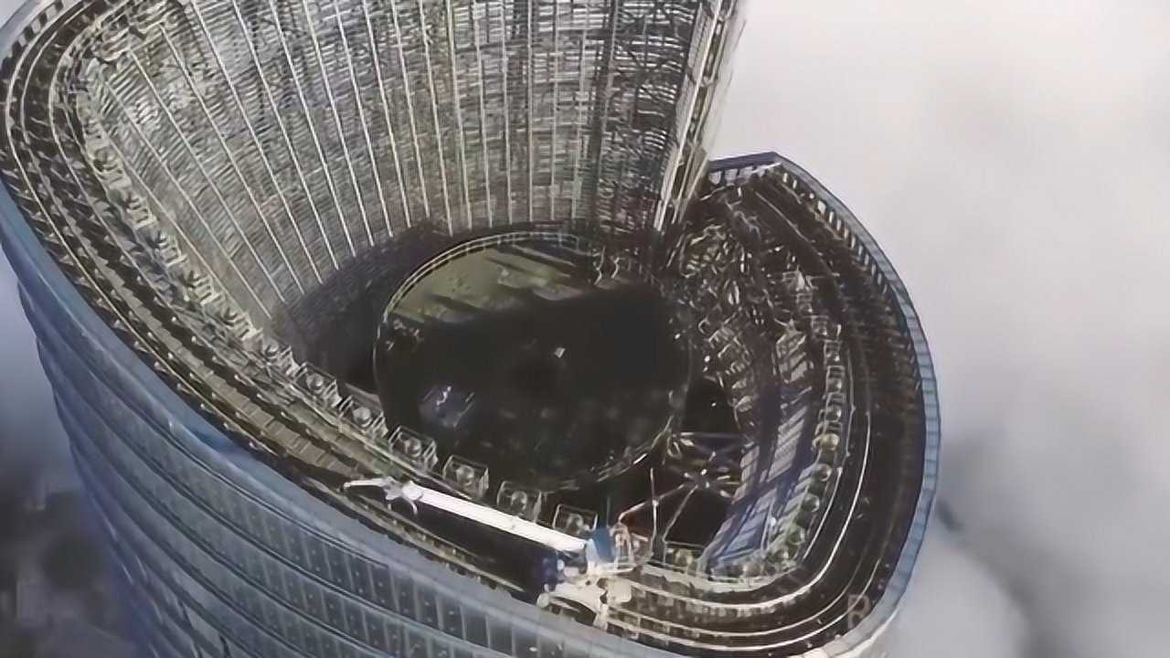 上海的中心大厦穿过云层,刮风摆动幅度超过一米,看完你还敢去吗_腾讯视频