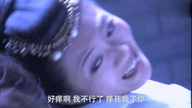 小伙把美女鞋子脱了,给她脚心挠痒,美女忍不住了