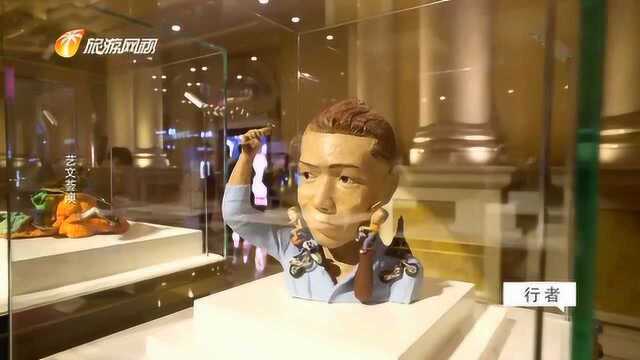 齐兴华,中国3D绘画艺术家.陪同史林子参观澳门艺术展.