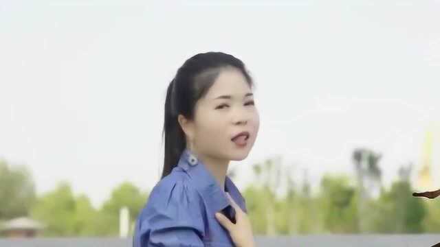 女歌手一首民谣歌曲《在心里有个你》,词曲入心,好听极了