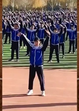 我想问一下学校,这操有考虑过男生的感受嘛,这也太娘了吧!