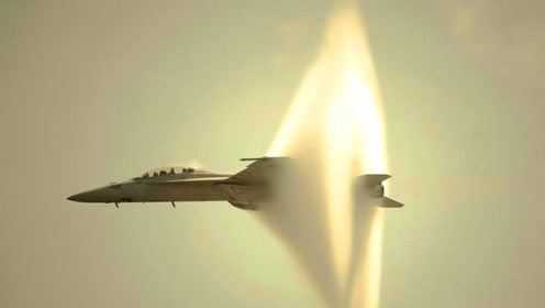 战斗机低空超音速飞行产生音爆云 瞬间震碎门窗玻璃！