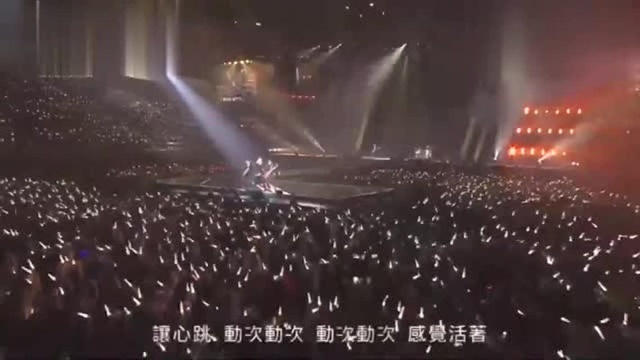 五月天现场演唱,粉丝们沸腾了,全场气氛达到高潮!