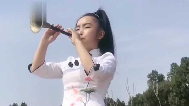 美女唢呐独奏《杜十娘》,娴熟的指法 ,吹出伤感的曲调!