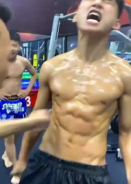 小伙子对自己太狠了，为了练腹肌，竟让人这么击打 - 腾讯视频