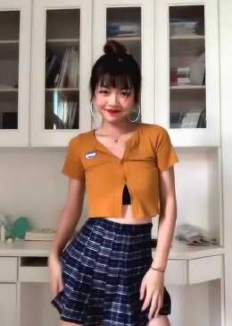 现在的女孩怎么回事?衣服都不扣好! - 腾讯视频