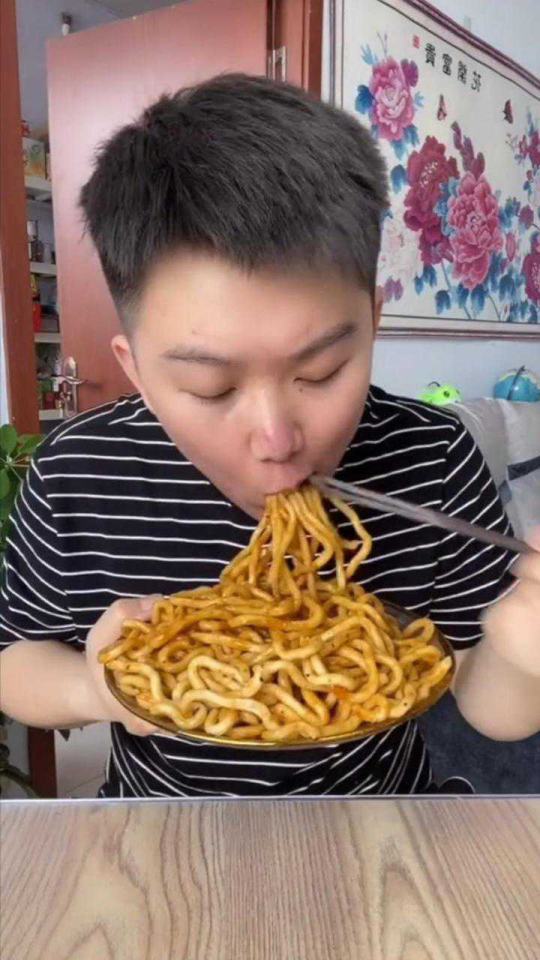 今天自己在家做甜水面吃，甜甜辣辣的口感，真香！