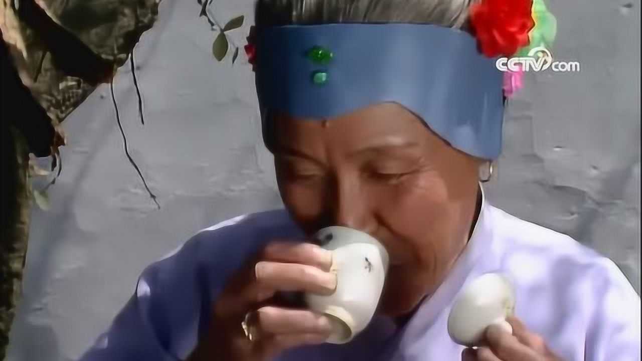 红楼梦刘姥姥喝茶说茶水淡不料竟被妙玉嫌弃小眼神在鄙视刘姥姥