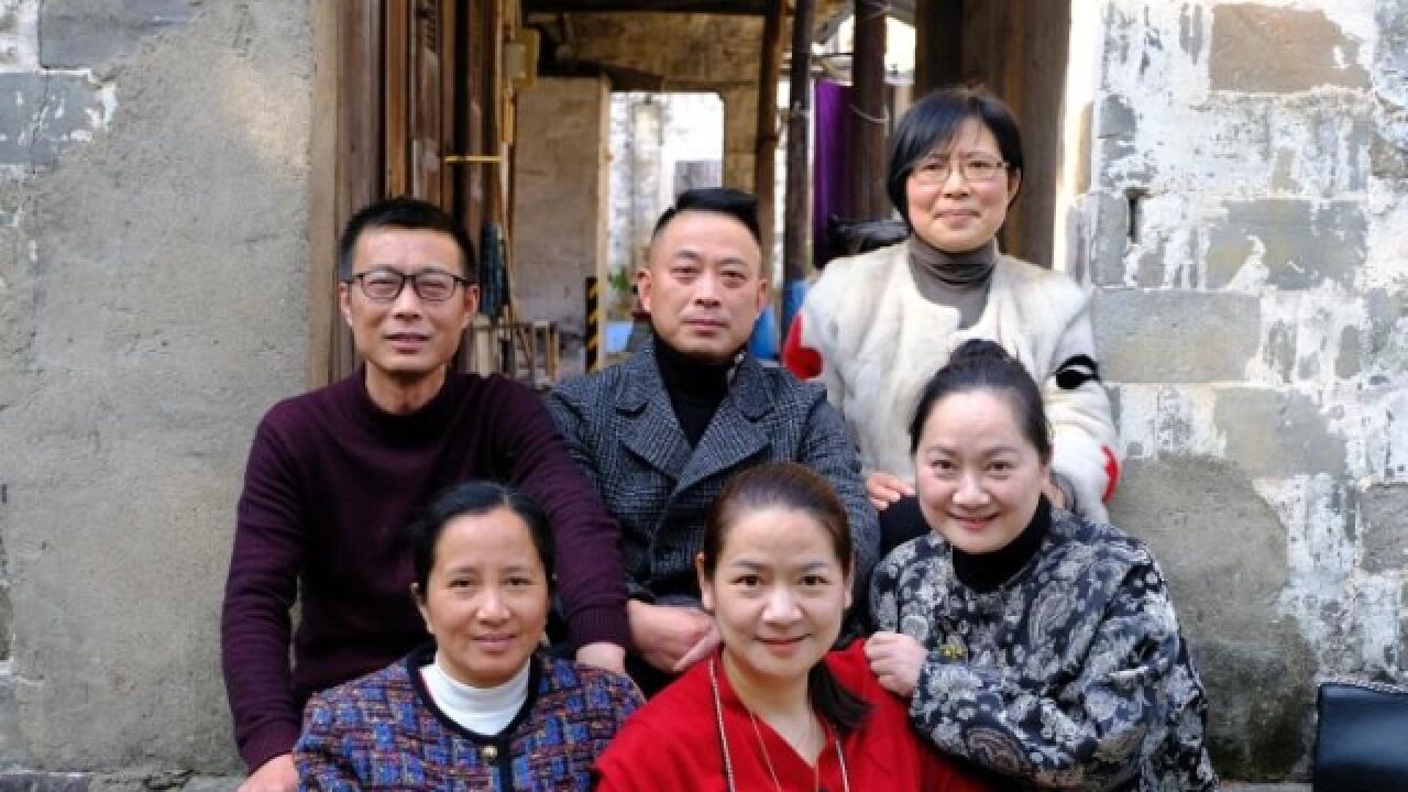 兄弟姐妹6人在老宅前复刻45年前童年合影 网友:笑着笑着眼眶湿润了