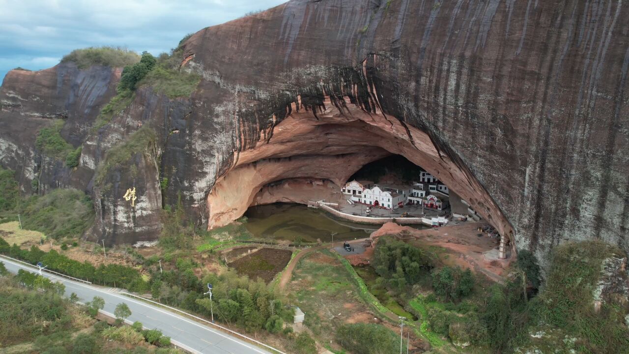 湖南大山里一神秘山洞,洞内竟有一个建筑群,走进让人大开眼界