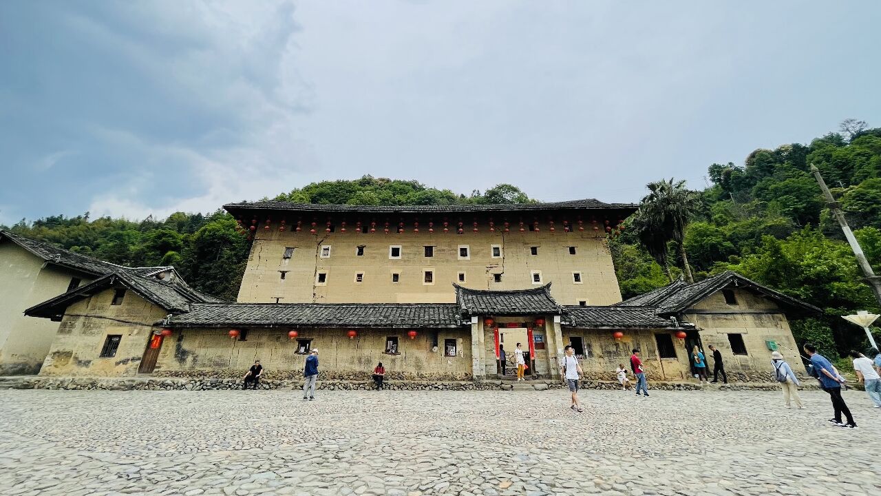 福建云水谣景区的和贵楼以建在沼泽地上而闻名,两口水井内藏玄机