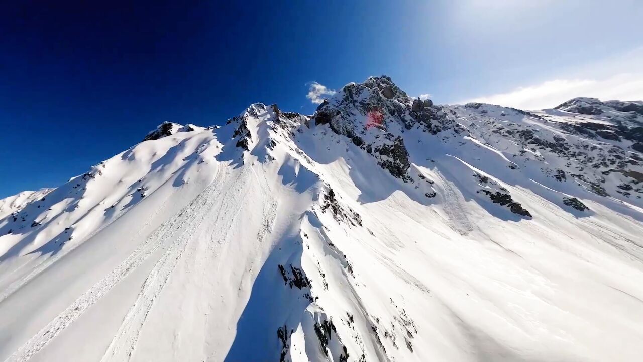 震撼!穿越机视角感受云南白马雪山巍峨壮丽