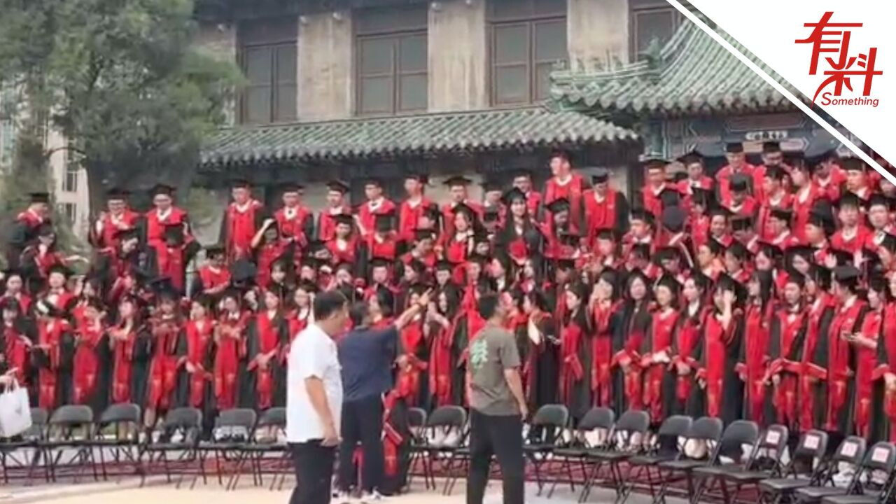 北京协和医学院举行毕业典礼 博士毕业生身穿博士服同时现身场面壮观