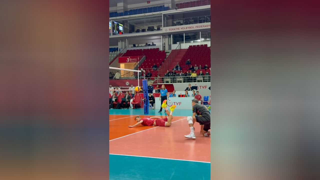 Volleyball!各位看官,以你的法眼这球落没落地?