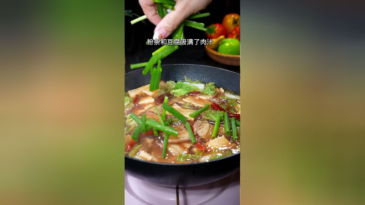 天气越来越冷了,给家人做一锅猪肉炖粉条 ,大人孩子都喜欢吃