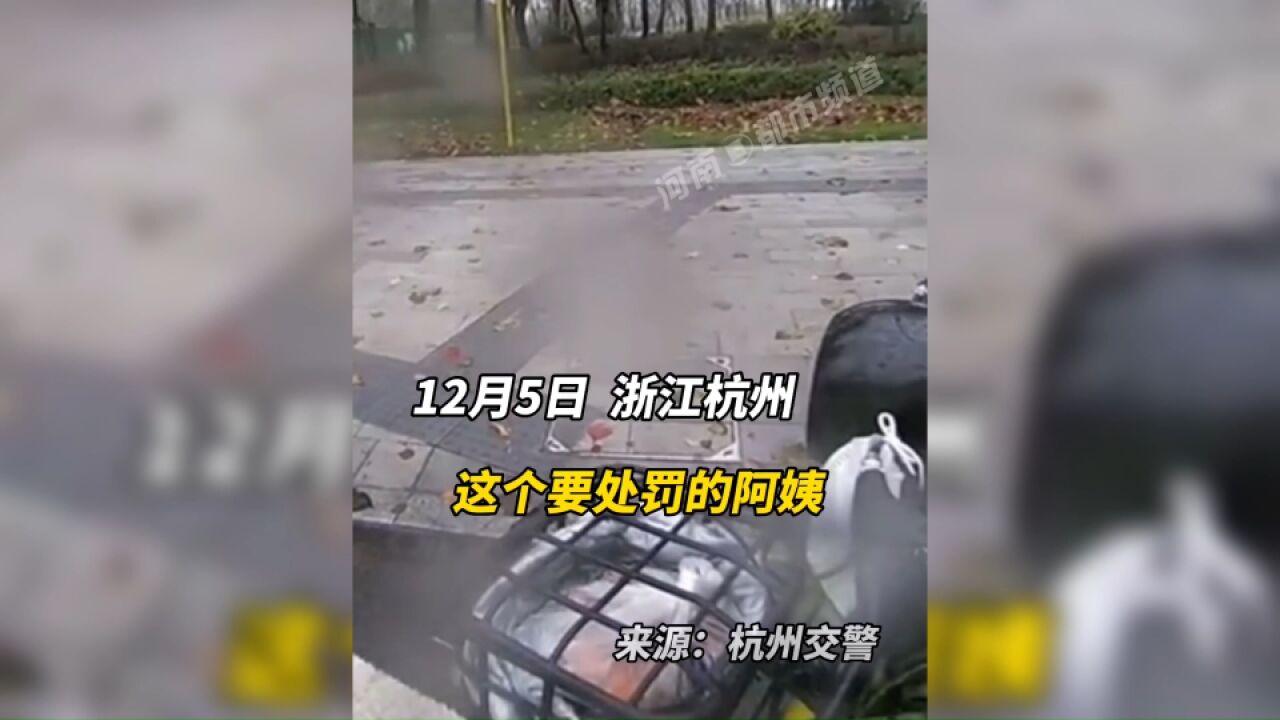 阿姨违章被查,因不识字无助大哭,交警暖心帮交罚款:把我当儿子