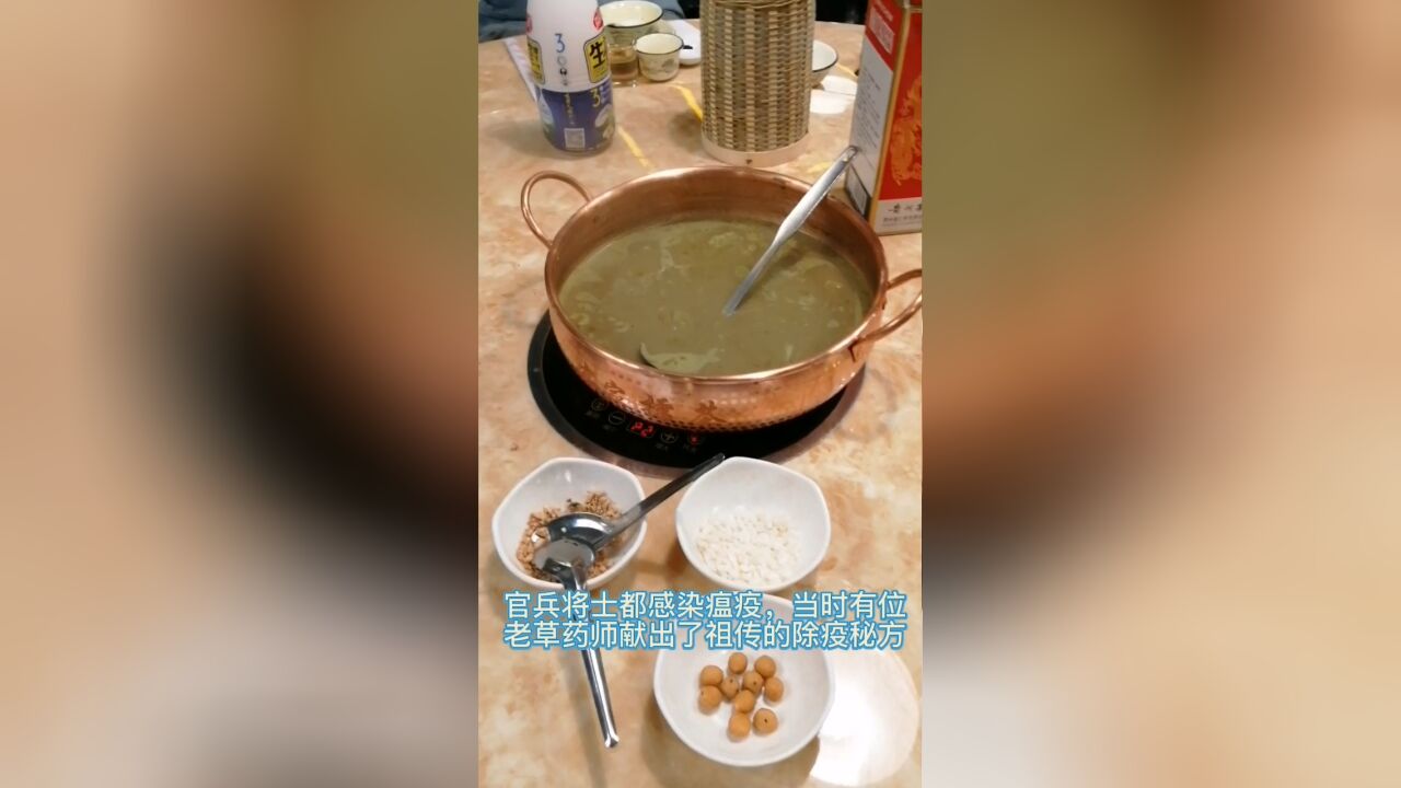 客家人的擂茶茶味纯、香气浓,会根据季节加不同的佐料和药材