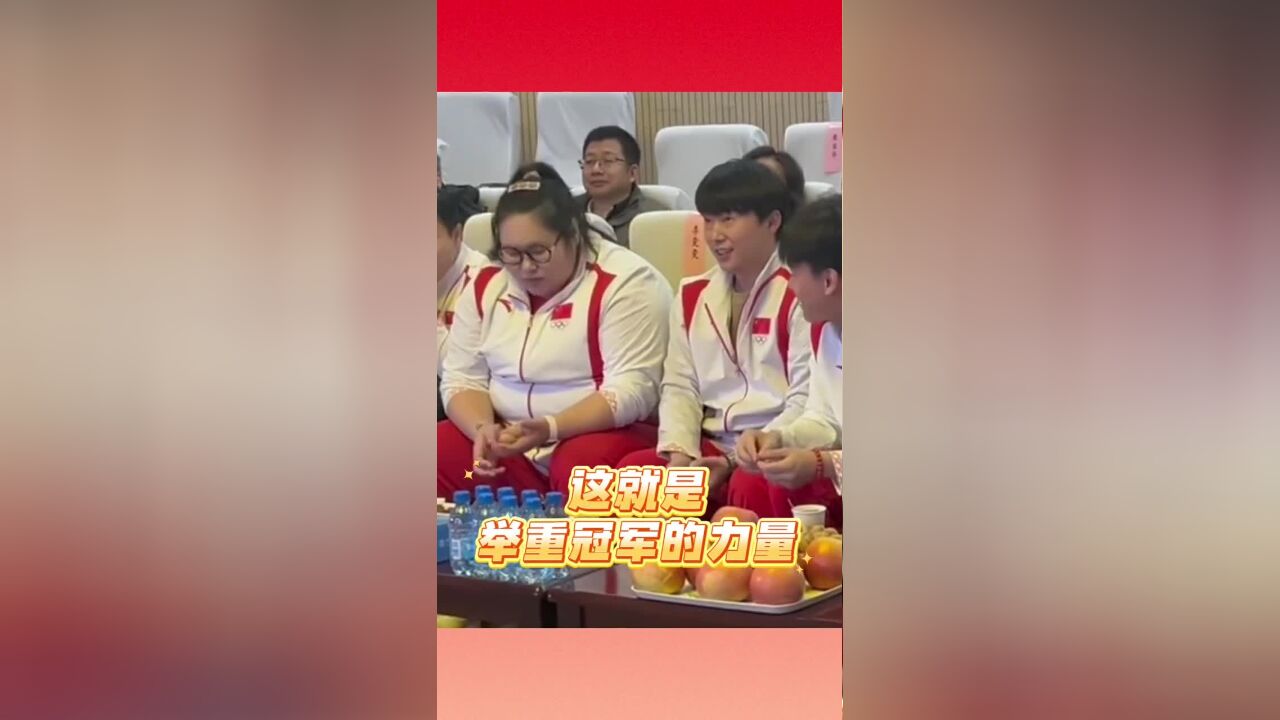 李雯雯单手捏碎俩核桃,李雯雯徒手掰苹果,近距离感受一下举重冠军的力量