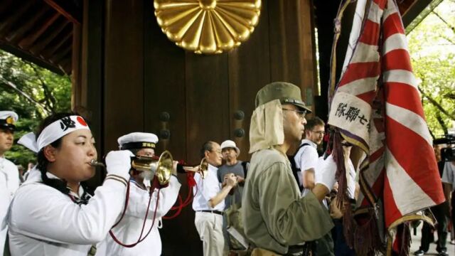 日本靖国神社,供奉罪恶滔天的战犯,门口的浮雕更让中国愤怒