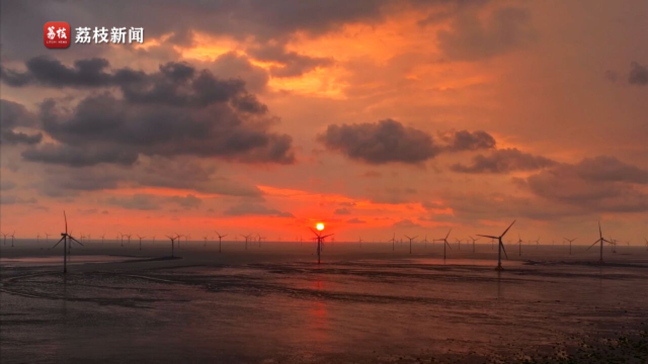 来海边看日出!海上风车与漫天红霞浪漫同框