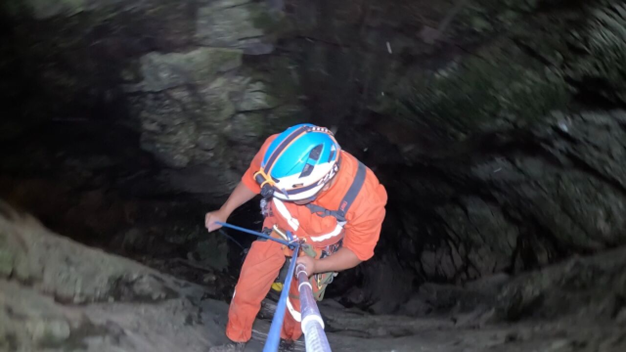 湖北山村发现神秘竖井,小伙索降200米进入,里面遭遇毒蛇遍地