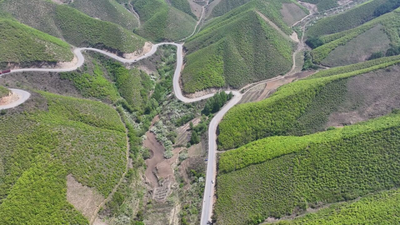 在鞍山,它比蜀道只容易一点点.海城人称东大岭,岫岩人叫十八盘