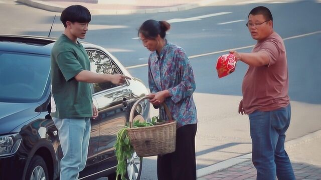 当路人们看到这样的一幕,会发生什么?