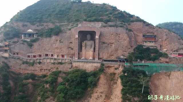 甘肃天水甘谷大像山公园全景,正看如旗,横看如龙,大佛坐镇山顶