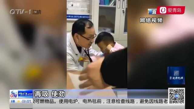 青岛萌娃用玩具听诊器和医生“互怼”上热搜!网友:是学术交流没错了