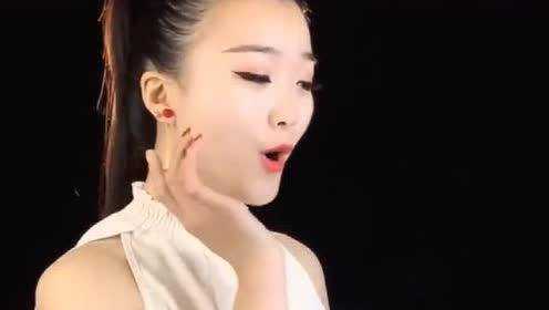 漂亮姑娘一首《情难渡》曲调悠扬,句句动听,令人深深陶醉!