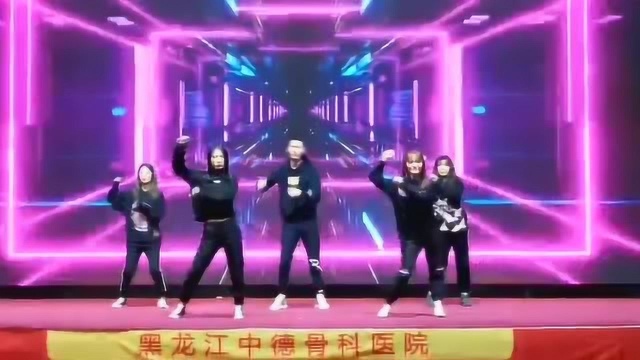 黑龙江中德骨科医院 客服部庆祝院庆八周年表演舞蹈《bbibbi》