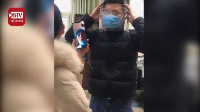 河南信阳蛋糕房用透明蛋糕盒做1600个防护面罩捐医院